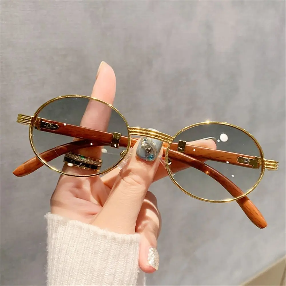 Vintage Outdoor Fashion - ファッション性の高い、小ぶりのフレームのヴィンテージ風ラウンドサングラス。高級感があり、トレンド感も漂うUV400カットのサングラス。クラシックなオーバル型で、男女問わずお使いいただけます。